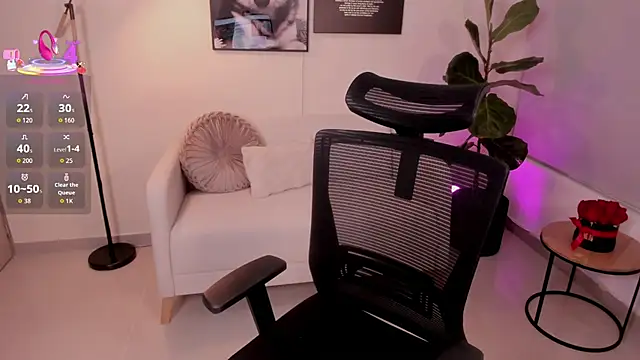 Snapshot of LairaScott chatting on November 10, 2025, 11:37 pm LairaScott online show from November 10, 2025, 11:37 pm