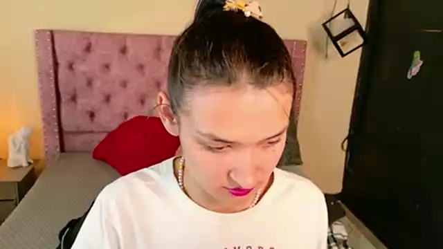 Snapshot of Sofii_cutee chatting on February 21, 2026, 1:01 pm Sofii cutee online show from February 21, 2026, 1:01 pm