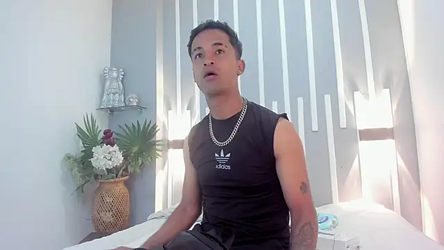 Nikki and Mayk online show from February 18, 2026, 2:40 am