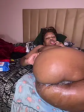 Boneca25 online show from March 27, 2026, 9:03 pm