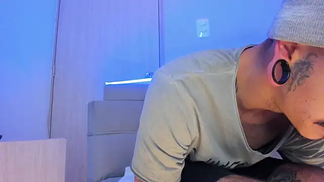 Snapshot of kaletattoo chatting on December 21, 2025, 1:29 pm kaletattoo online show from December 21, 2025, 1:29 pm