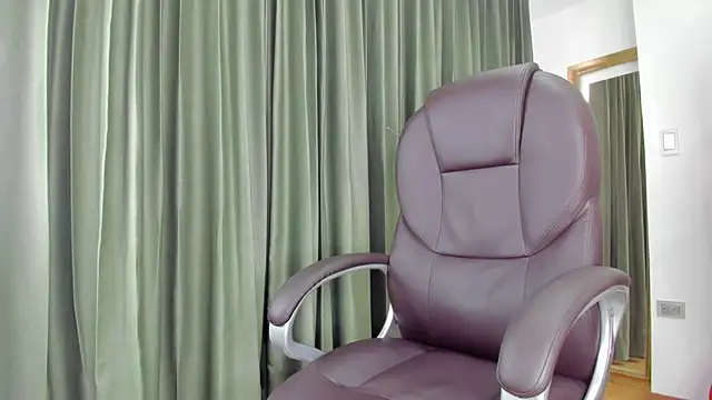 Snapshot of Tombarden chatting on March 18, 2025, 6:59 pm Tombarden online show from March 18, 2025, 6:59 pm