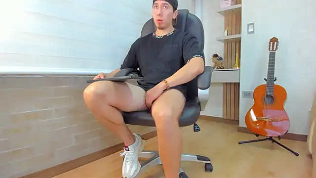 Snapshot of Tombarden chatting on November 24, 2025, 7:13 pm Tombarden online show from November 24, 2025, 7:13 pm