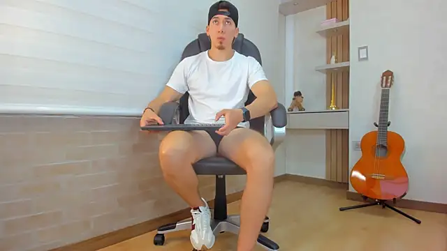 Snapshot of Tombarden chatting on December 15, 2025, 7:07 pm Tombarden online show from December 15, 2025, 7:07 pm