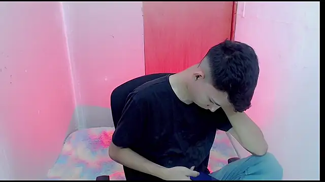 Snapshot of Alexxx_lov chatting on February 4, 2025, 12:33 pm Alexxx lov online show from February 4, 2025, 12:33 pm