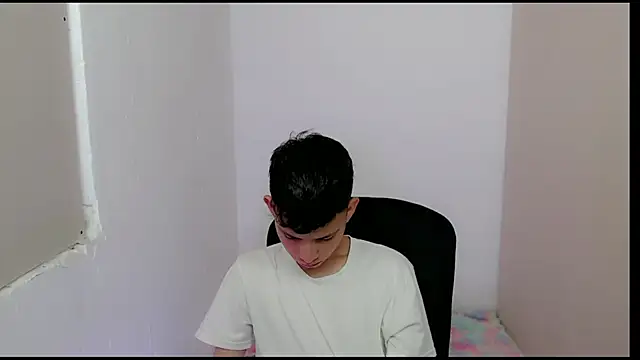 Snapshot of Alexxx_lov chatting on February 28, 2025, 12:31 pm Alexxx lov online show from February 28, 2025, 12:31 pm