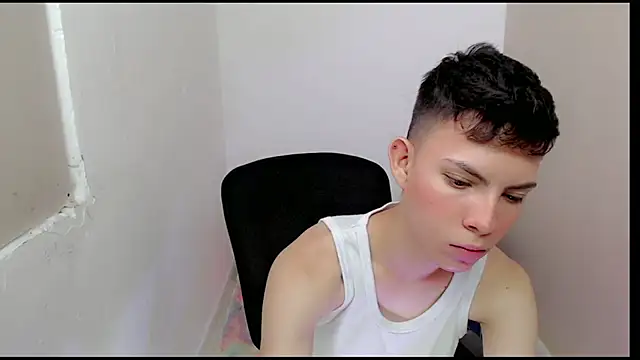 Snapshot of Alexxx_lov chatting on March 22, 2025, 1:19 pm Alexxx lov online show from March 22, 2025, 1:19 pm