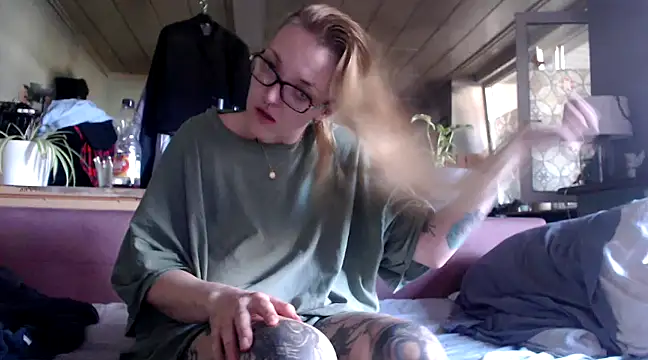 Snapshot of Astrid-Gilbert chatting on March 5, 2025, 11:28 am Astrid-Gilbert online show from March 5, 2025, 11:28 am