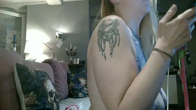 Snapshot of Astrid-Gilbert chatting on December 14, 2025, 5:07 pm Astrid-Gilbert online show from December 14, 2025, 5:07 pm