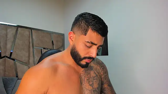 Snapshot of LeandroRusso chatting on February 25, 2025, 11:00 pm LeandroRusso online show from February 25, 2025, 11:00 pm