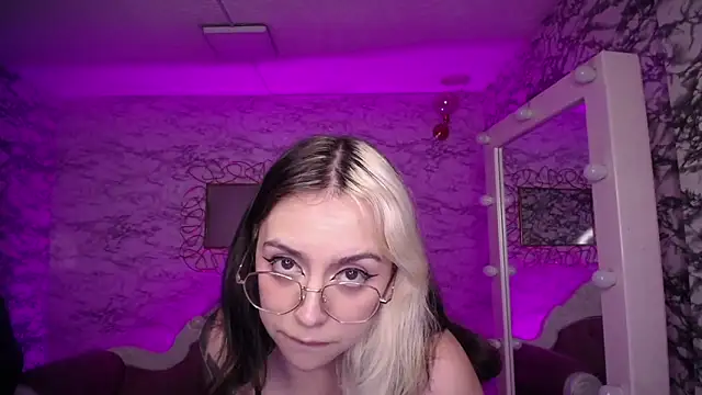 Hela v online show from March 3, 2025, 6:55 pm