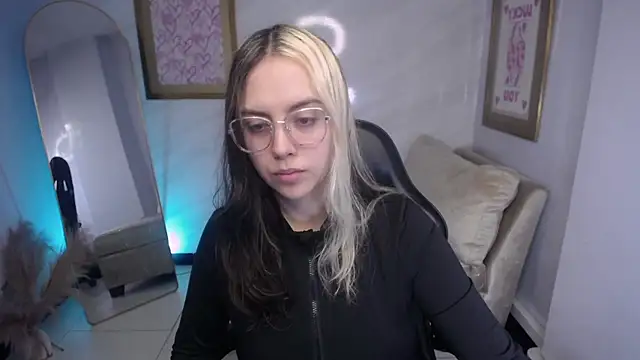 Hela v online show from September 19, 2025, 12:06 pm