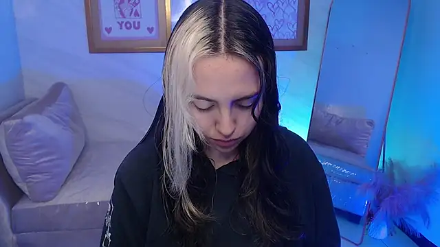 Hela v online show from November 18, 2025, 12:20 pm