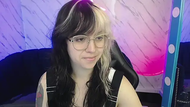 Hela v online show from February 21, 2026, 1:12 pm