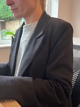 Phoebe Lily online show from November 4, 2025, 2:27 pm