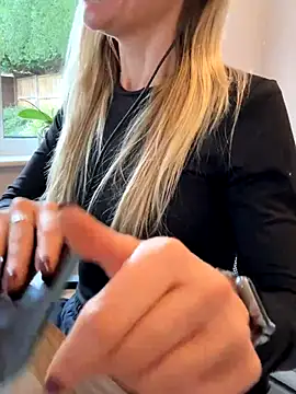 Phoebe Lily online show from November 19, 2025, 1:33 pm