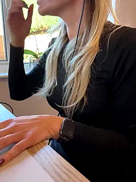 Phoebe Lily online show from November 24, 2025, 9:42 am