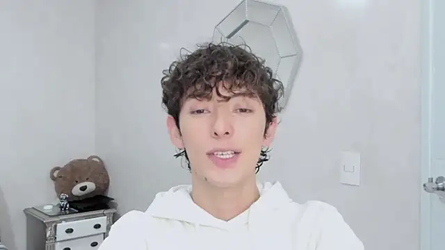 Snapshot of miketwink chatting on February 15, 2026, 9:00 pm miketwink online show from February 15, 2026, 9:00 pm