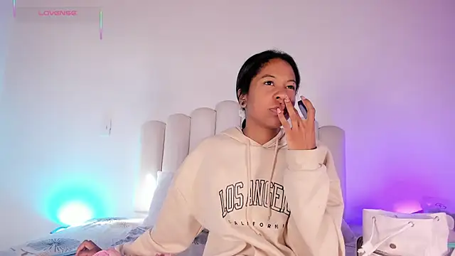 Zaira Rose  online show from November 6, 2025, 1:01 pm