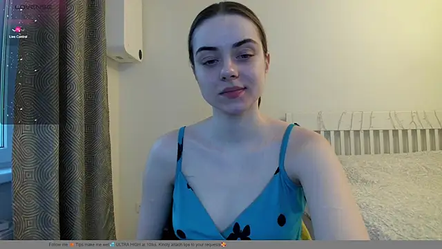 Snapshot of Hustle_Babyy chatting on December 15, 2025, 12:42 pm Hustle Babyy online show from December 15, 2025, 12:42 pm