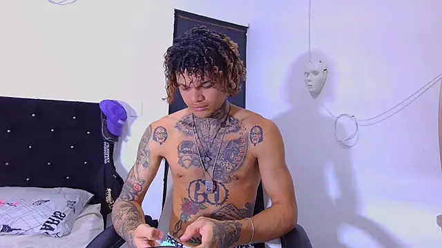 Snapshot of hot_man05 chatting on November 12, 2025, 8:30 pm hot man05 online show from November 12, 2025, 8:30 pm