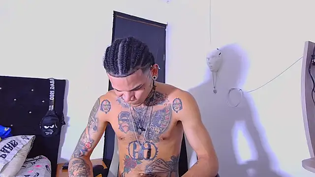 Snapshot of hot_man05 chatting on January 6, 2026, 9:18 pm hot man05 online show from January 6, 2026, 9:18 pm