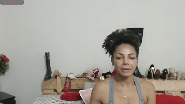 Lunasquirt1985 online show from February 19, 2025, 1:39 pm