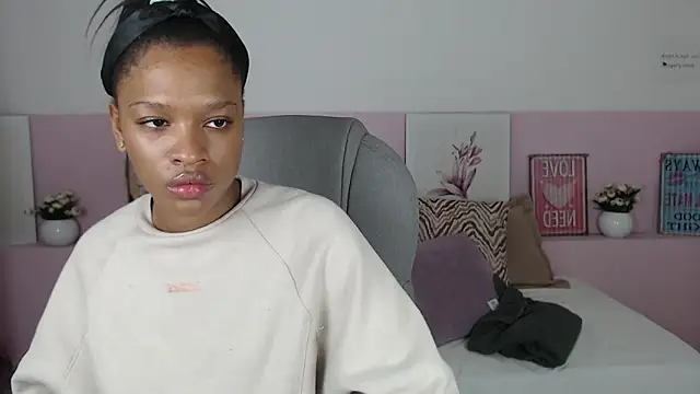 Snapshot of brendathompson_ chatting on February 13, 2025, 12:32 pm brendathompson online show from February 13, 2025, 12:32 pm