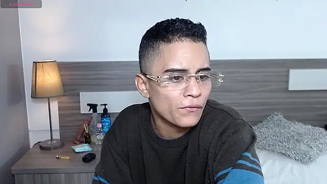 Liiamthompson online show from November 30, 2025, 9:57 am