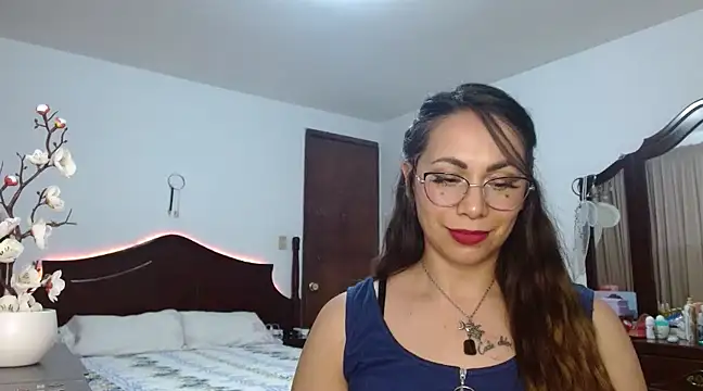 Snapshot of AloLovely_ chatting on February 19, 2025, 2:33 am AloLovely online show from February 19, 2025, 2:33 am