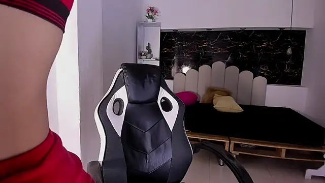 Annyrosee online show from December 2, 2025, 7:53 pm