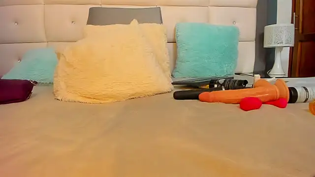 Snapshot of DayannaBronx chatting on September 14, 2025, 8:30 pm DayannaBronx online show from September 14, 2025, 8:30 pm