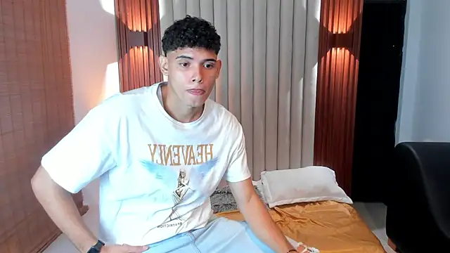 Snapshot of Justin_mack chatting on February 14, 2025, 2:33 pm Justin mack online show from February 14, 2025, 2:33 pm