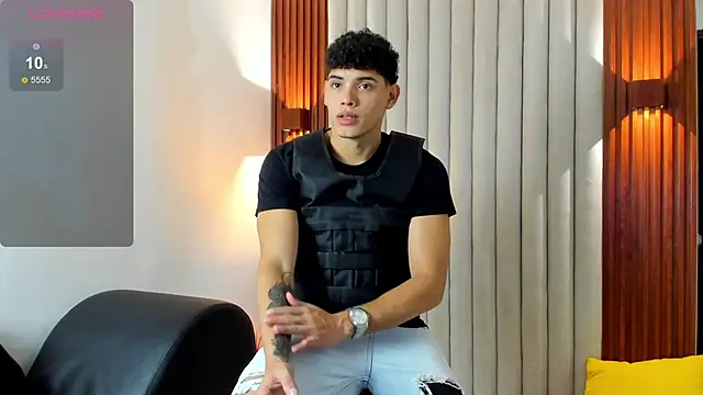 Snapshot of Justin_mack chatting on October 31, 2025, 11:44 am Justin mack online show from October 31, 2025, 11:44 am