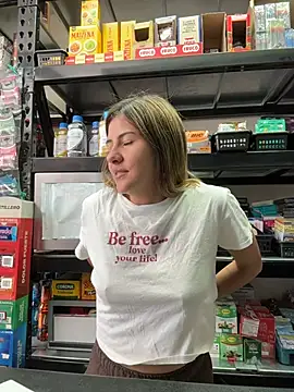 Snapshot of Andrea18_blonde chatting on January 9, 2026, 2:31 pm Andrea18 blonde online show from January 9, 2026, 2:31 pm