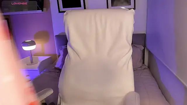 Gigi Strawberry online show from October 18, 2025, 5:21 am