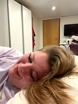 Snapshot of Lars-Lola chatting on December 5, 2025, 9:40 am Lars-Lola online show from December 5, 2025, 9:40 am