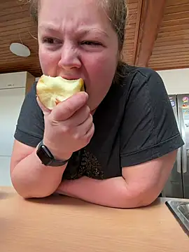 Snapshot of Lars-Lola chatting on February 21, 2026, 11:44 am Lars-Lola online show from February 21, 2026, 11:44 am