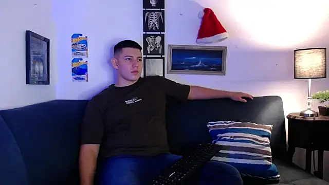 JamesCr  online show from November 29, 2025, 2:25 am