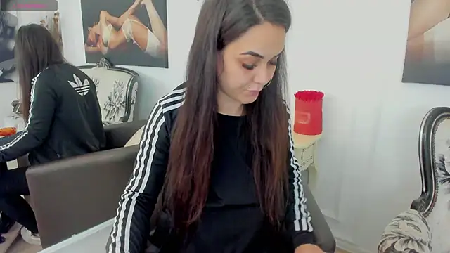 NicoleKatee online show from October 7, 2025, 1:19 pm