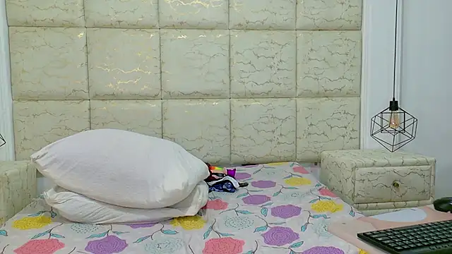 Snapshot of ThaliaANDNicholas chatting on February 26, 2025, 2:04 am ThaliaANDNicholas online show from February 26, 2025, 2:04 am