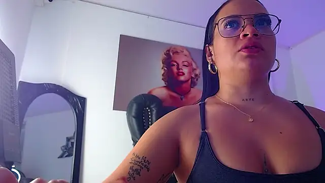 Snapshot of Taliana36 chatting on February 20, 2025, 1:08 pm Taliana36 online show from February 20, 2025, 1:08 pm