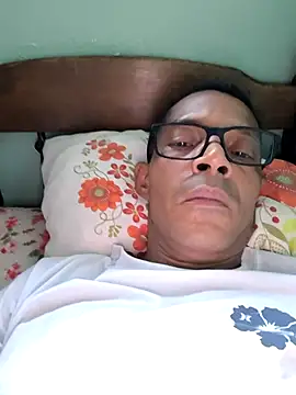 Snapshot of Renato571 chatting on April 24, 2026, 8:33 pm Renato571 online show from April 24, 2026, 8:33 pm