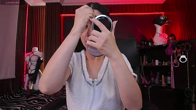 XiaQueen online show from December 5, 2025, 11:19 am