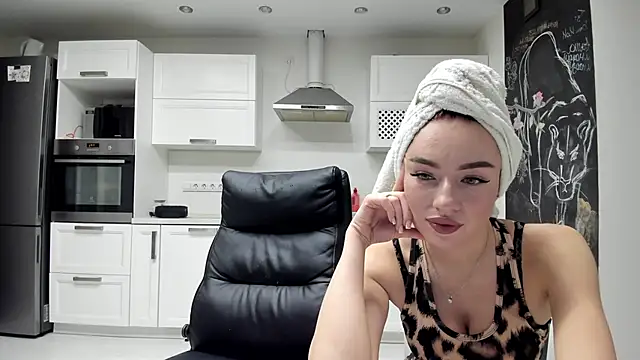 lisenok online show from November 14, 2025, 10:18 pm