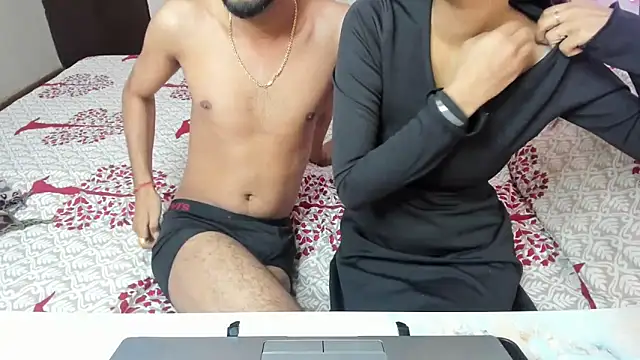 Snapshot of Queen_Couple chatting on December 18, 2025, 4:40 am Queen Couple online show from December 18, 2025, 4:40 am