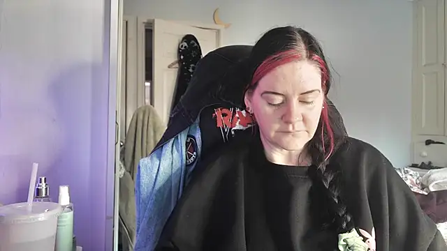 AureliaXOX online show from November 18, 2025, 9:25 am