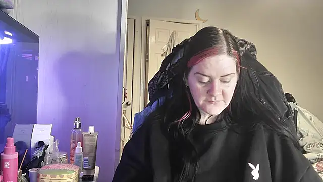 AureliaXOX online show from November 30, 2025, 4:44 pm