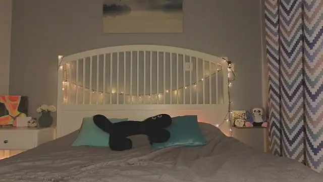 Mia Luw online show from April 4, 2026, 7:33 pm