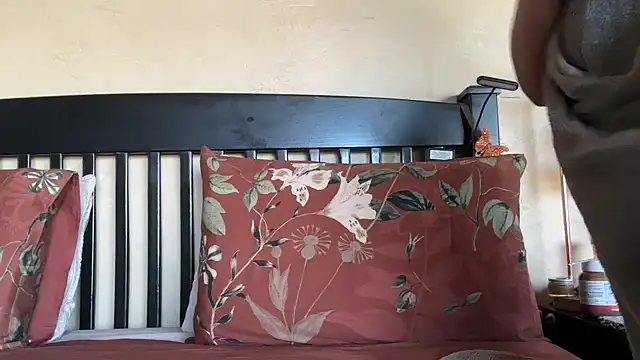 Snapshot of SophieStarShine chatting on October 28, 2025, 2:31 pm SophieStarShine online show from October 28, 2025, 2:31 pm